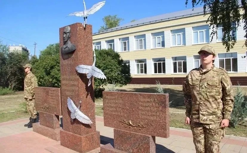 В поселке Красногвардеец Бузулукского района почтили память Героя России Антона Марченко