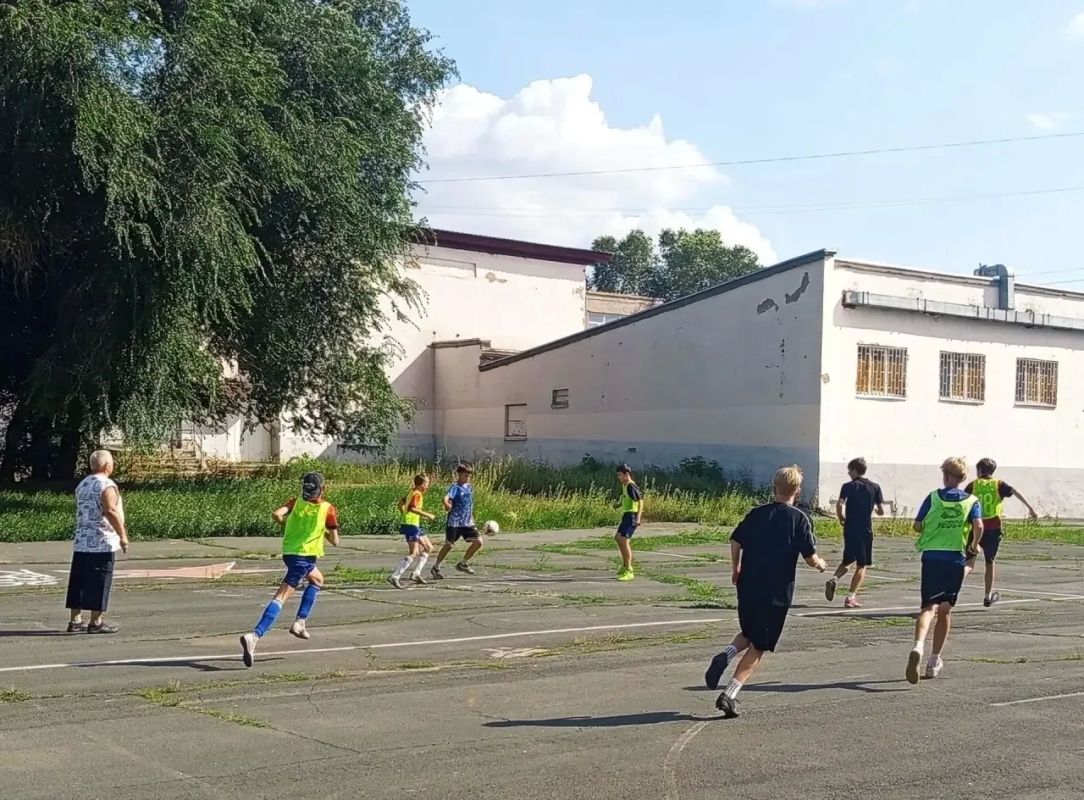 Турнир по мини-футболу собрал дворовые команды Октябрьского района Турнир по мини-футболу собрал дворовые команды Октябрьского района