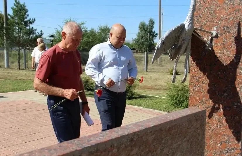 В поселке Красногвардеец Бузулукского района почтили память Героя России Антона Марченко В поселке Красногвардеец Бузулукского района почтили память Героя России Антона Марченко