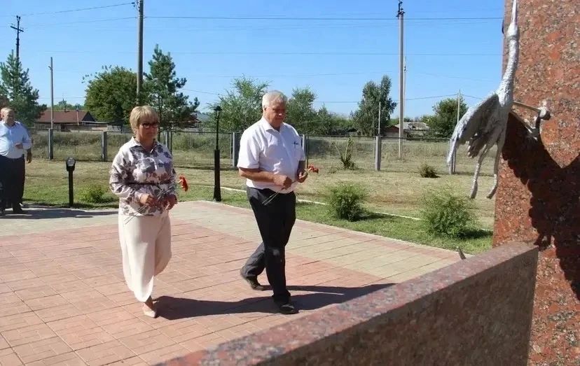 В поселке Красногвардеец Бузулукского района почтили память Героя России Антона Марченко В поселке Красногвардеец Бузулукского района почтили память Героя России Антона Марченко