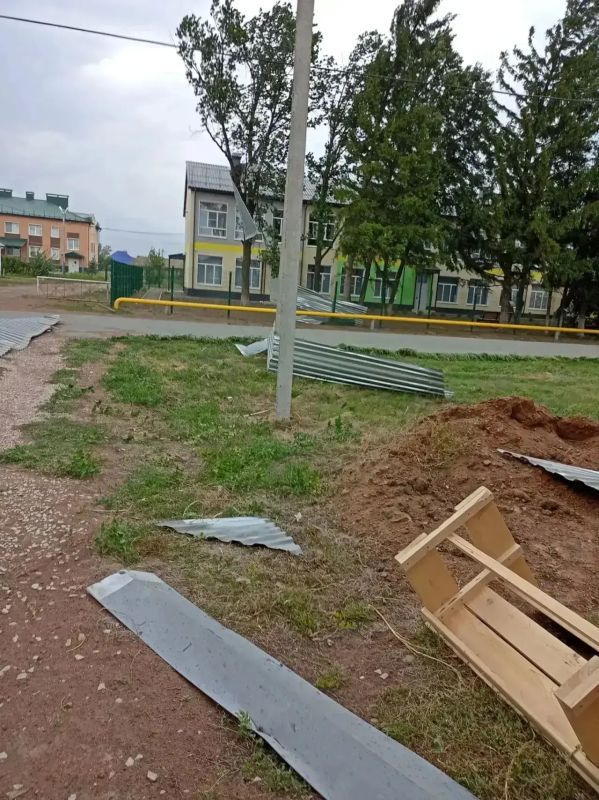 Ураган обрушился на запад Оренбуржья: больше всего стихия затронула Бузулук Ураган обрушился на запад Оренбуржья: больше всего стихия затронула Бузулук