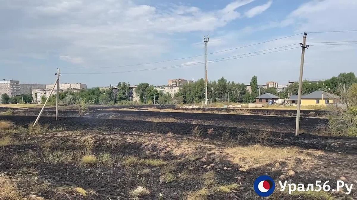 В Орске сгорели степи рядом с жилыми домами северной части города