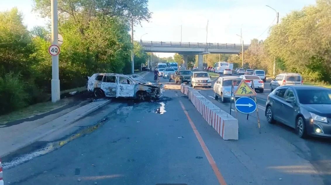 В Оренбурге водитель Toyota врезался в ограждение на ул. Донгузской. Машина полностью сгорела В Оренбурге водитель Toyota врезался в ограждение на ул. Донгузской. Машина полностью сгорела