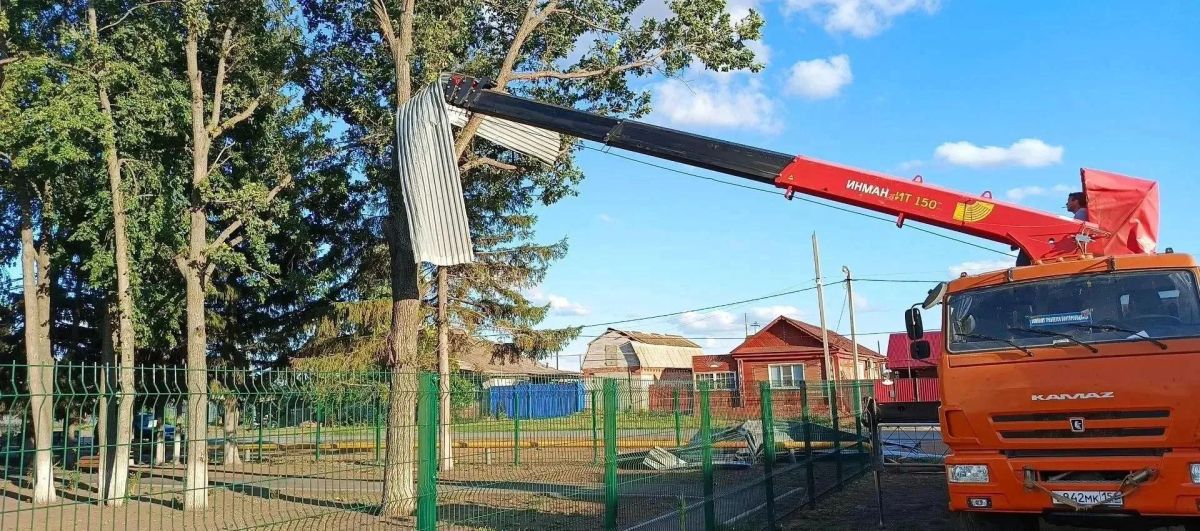 В Бузулукском районе продолжают ликвидировать последствия прошедшего урагана В Бузулукском районе продолжают ликвидировать последствия прошедшего урагана