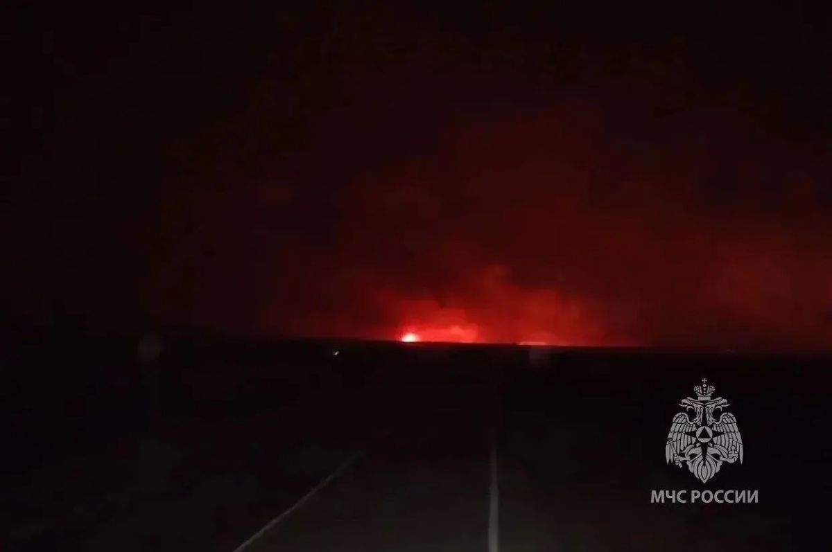 Более 18 часов спасатели борются с природным пожаром на востоке Оренбургской области Более 18 часов спасатели борются с природным пожаром на востоке Оренбургской области