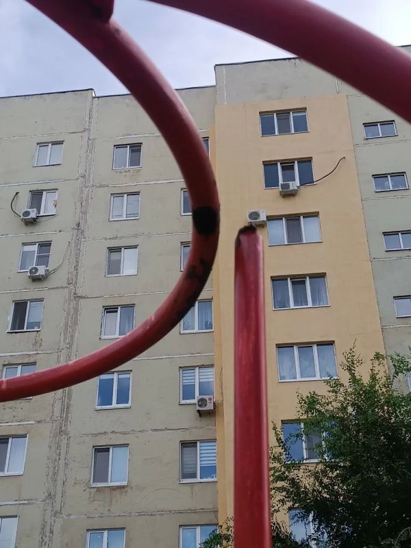 В Оренбурге детская площадка на улице Салмышской в аварийном состоянии В Оренбурге детская площадка на улице Салмышской в аварийном состоянии