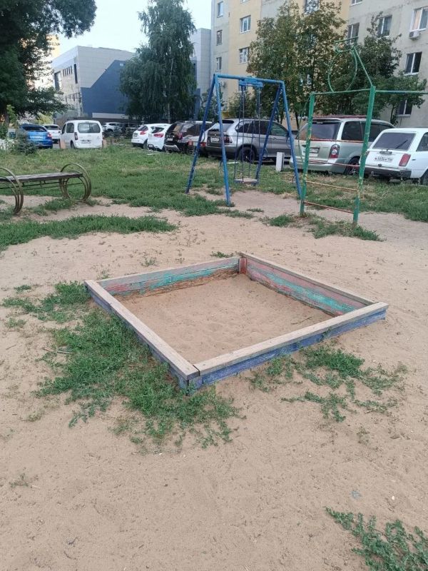 В Оренбурге детская площадка на улице Салмышской в аварийном состоянии В Оренбурге детская площадка на улице Салмышской в аварийном состоянии