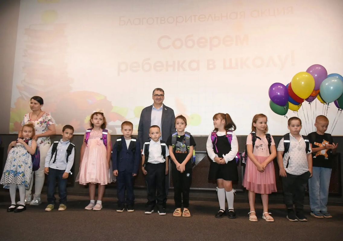 Будущим первоклассникам вручили ранцы со школьными принадлежностями Будущим первоклассникам вручили ранцы со школьными принадлежностями