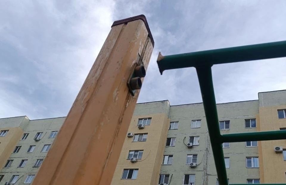 В Оренбурге детская площадка на улице Салмышской в аварийном состоянии В Оренбурге детская площадка на улице Салмышской в аварийном состоянии