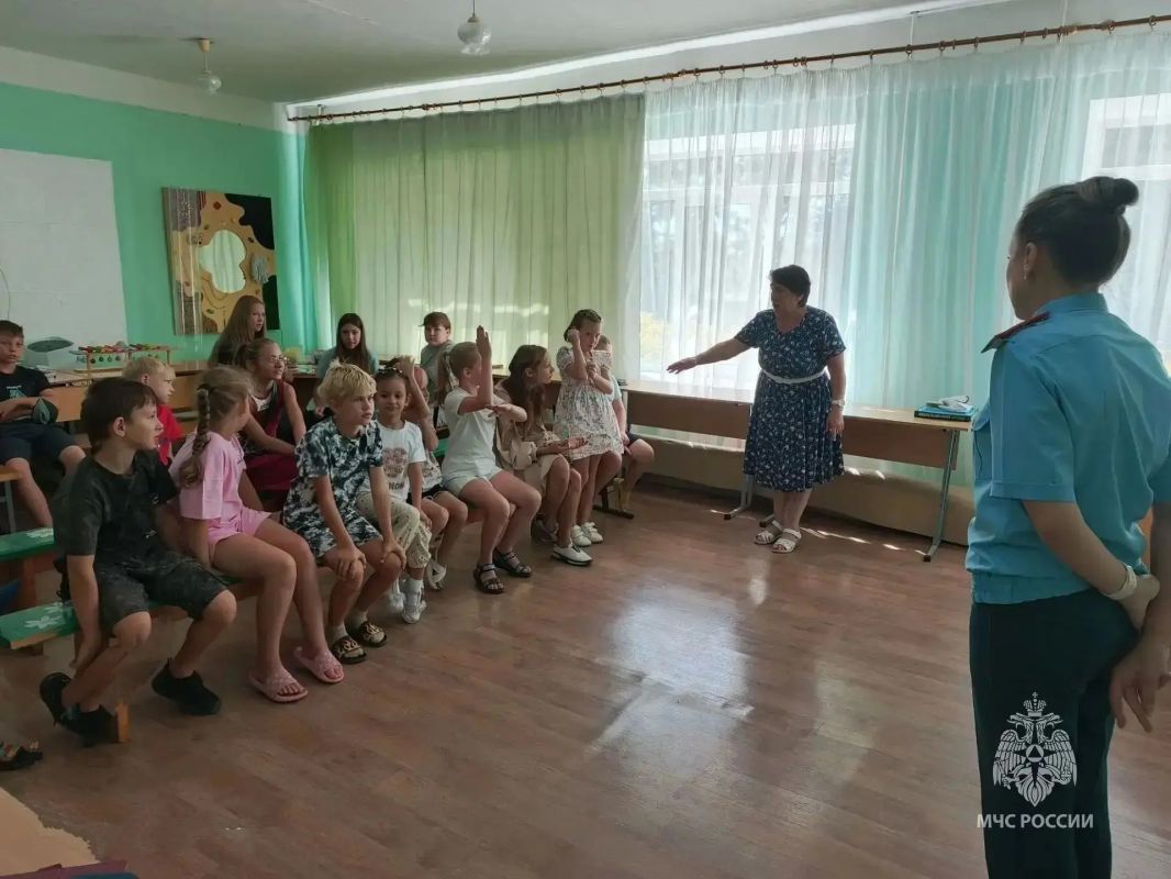 Безопасность — это интересно: сотрудники МЧС России в гостях у школьников Безопасность — это интересно: сотрудники МЧС России в гостях у школьников