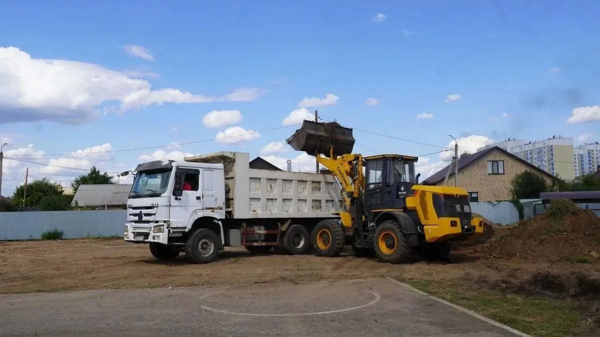 В школе № 65 идут работы по комплексному благоустройству пришкольной территории В школе № 65 идут работы по комплексному благоустройству пришкольной территории