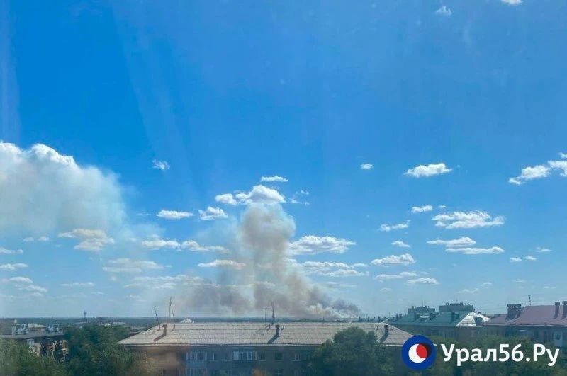 Из разных районов Орска виден дым — за городом горят поля Из разных районов Орска виден дым — за городом горят поля