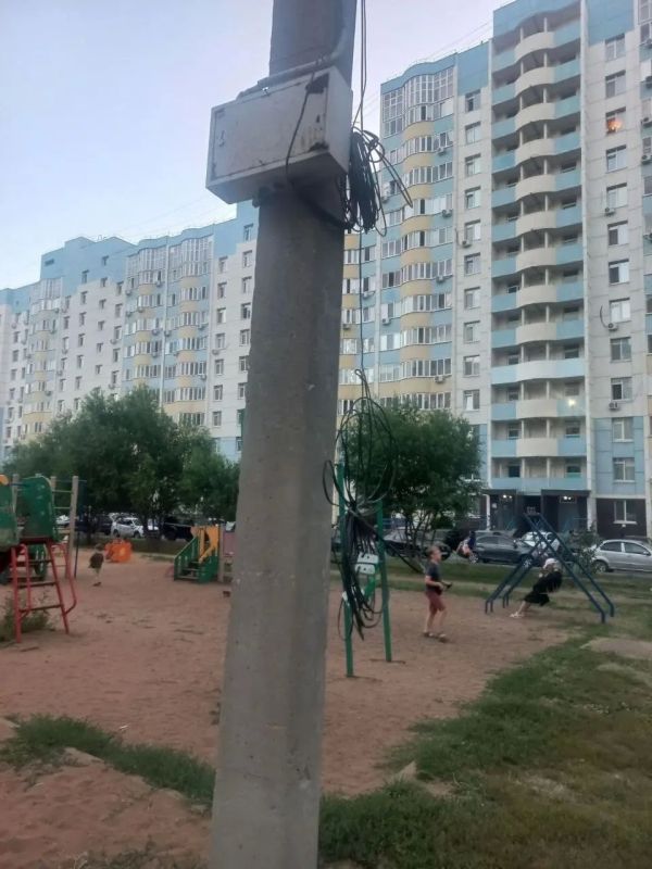 Больше месяца во дворе нет света: жители Оренбурга бьют тревогу из-за отсутствия освещения на улице Больше месяца во дворе нет света: жители Оренбурга бьют тревогу из-за отсутствия освещения на улице