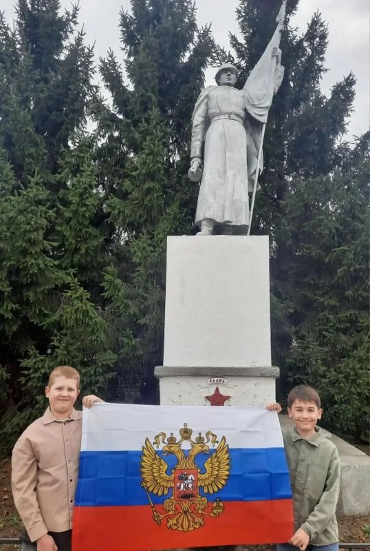 Молодёжь Оренбуржья присоединилась к Всероссийской акции «#ЦветаРодины» Молодёжь Оренбуржья присоединилась к Всероссийской акции «#ЦветаРодины»