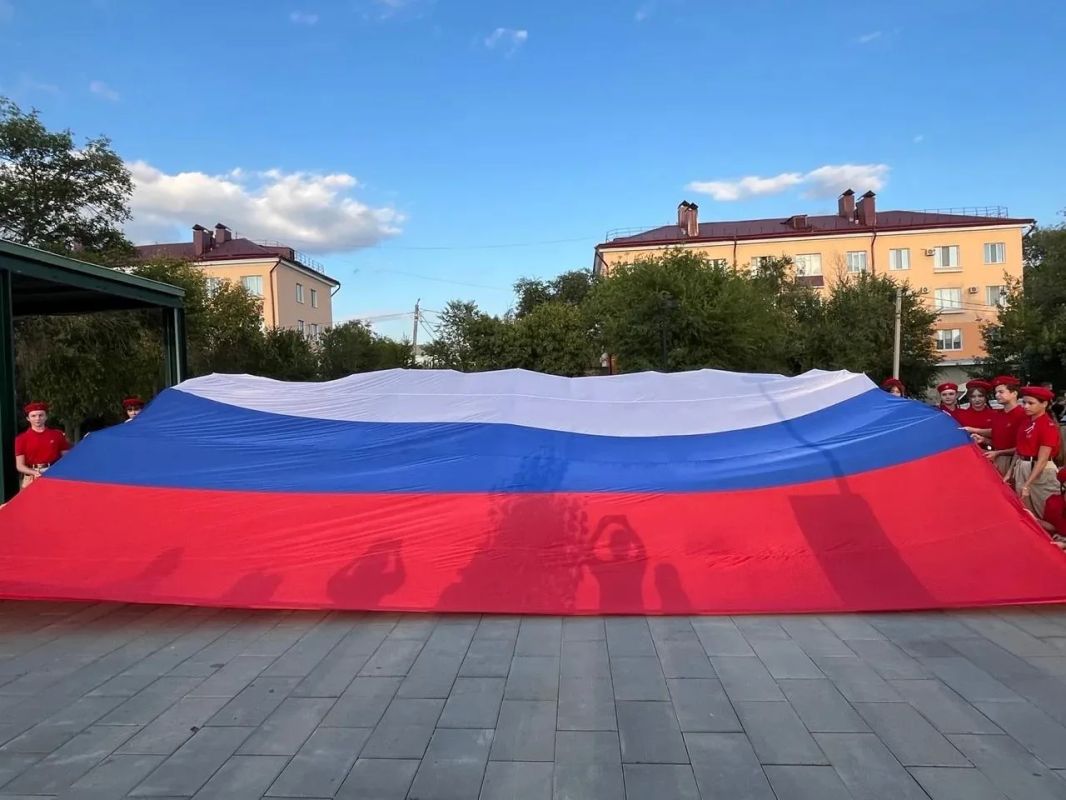 Молодёжь Оренбуржья присоединилась к Всероссийской акции «#ЦветаРодины» Молодёжь Оренбуржья присоединилась к Всероссийской акции «#ЦветаРодины»