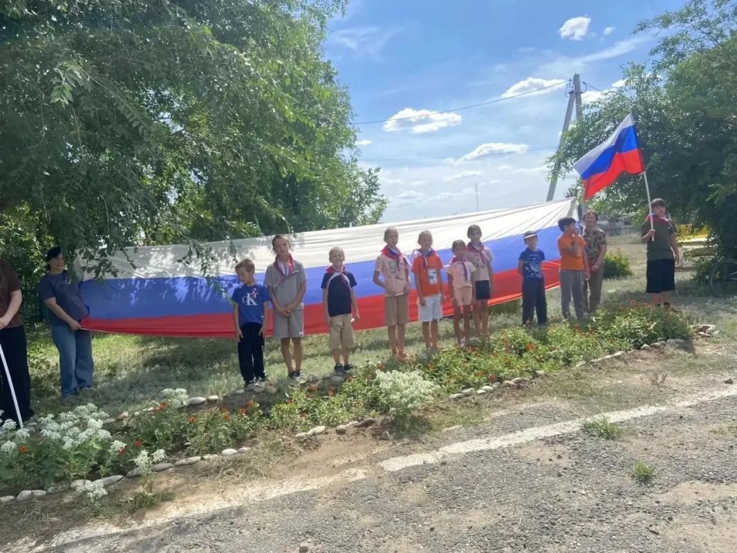 Молодёжь Оренбуржья присоединилась к Всероссийской акции «#ЦветаРодины» Молодёжь Оренбуржья присоединилась к Всероссийской акции «#ЦветаРодины»