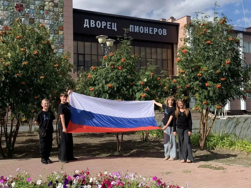 Молодёжь Оренбуржья присоединилась к Всероссийской акции «#ЦветаРодины» Молодёжь Оренбуржья присоединилась к Всероссийской акции «#ЦветаРодины»