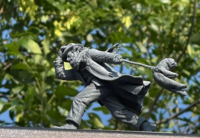 В Оренбурге анонимный художник оставляет по городу мини-скульптуры В Оренбурге анонимный художник оставляет по городу мини-скульптуры
