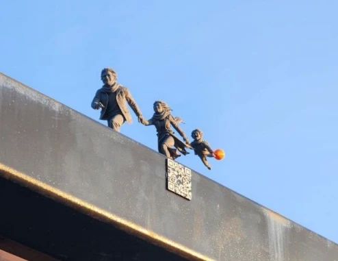 В Оренбурге анонимный художник оставляет по городу мини-скульптуры В Оренбурге анонимный художник оставляет по городу мини-скульптуры