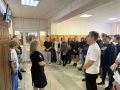 Сотрудники Госавтоинспекции Оренбурга, перед началом экзаменов на получение права управления транспортными средствами, проводят профилактические беседы с курсантами автошкол