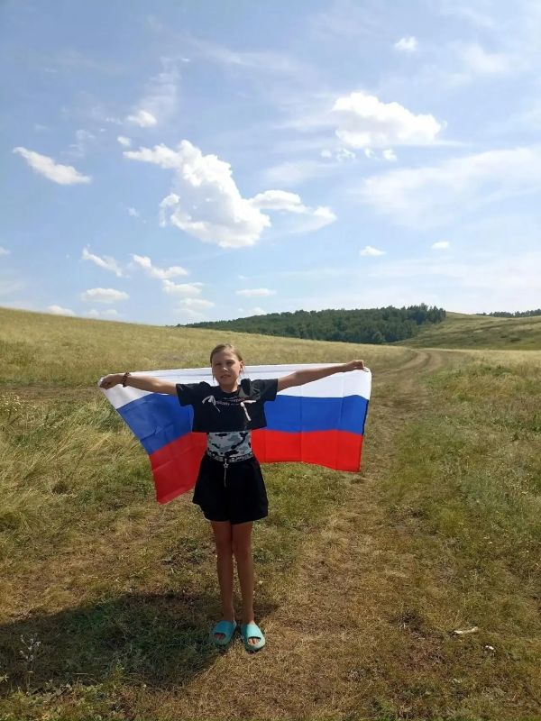 Молодёжь Оренбуржья присоединилась к Всероссийской акции «#ЦветаРодины» Молодёжь Оренбуржья присоединилась к Всероссийской акции «#ЦветаРодины»