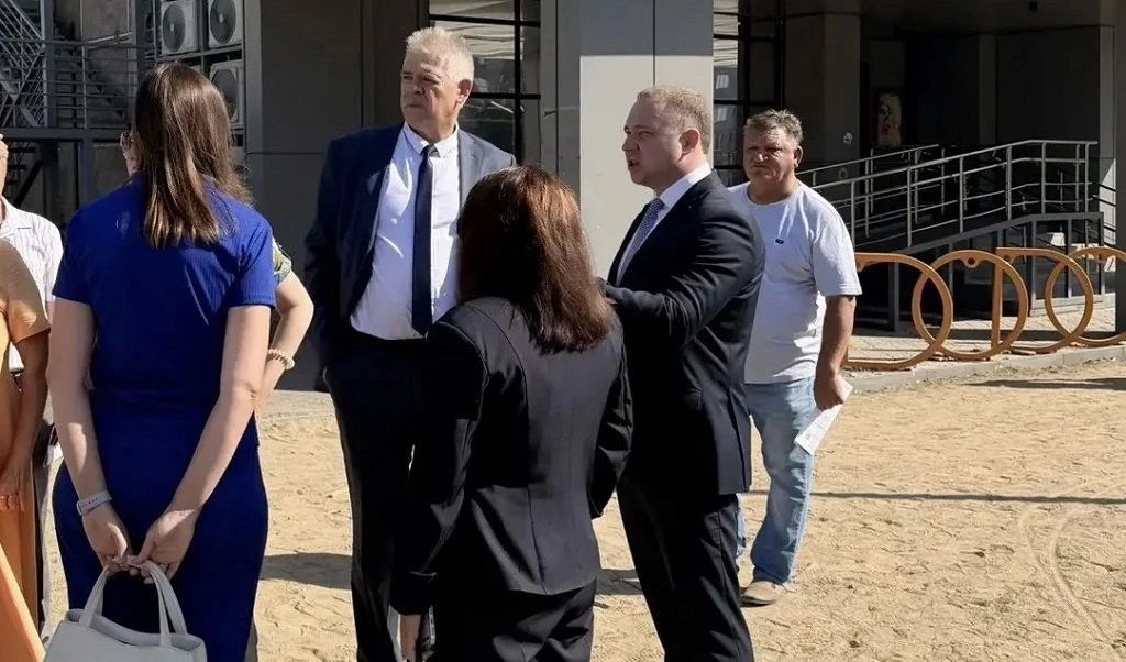 Инспекция на местах.. Работы по благоустройству каскада аллей на улице Советской Новотроицка и территории возле лицея №1 идут по графику Инспекция на местах.. Работы по благоустройству каскада аллей на улице Советской Новотроицка и территории возле лицея №1 идут по графику