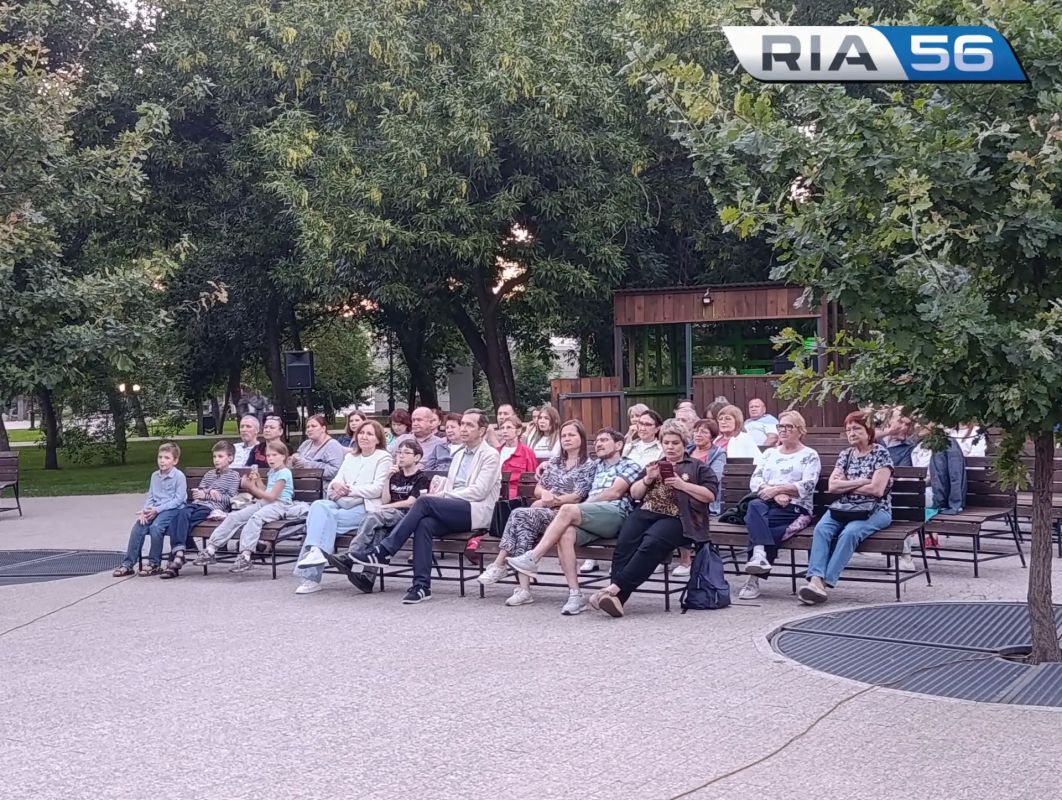 В Оренбурге прямо сейчас под открытым небом смотрят фантастический блокбастер «Левша» В Оренбурге прямо сейчас под открытым небом смотрят фантастический блокбастер «Левша»
