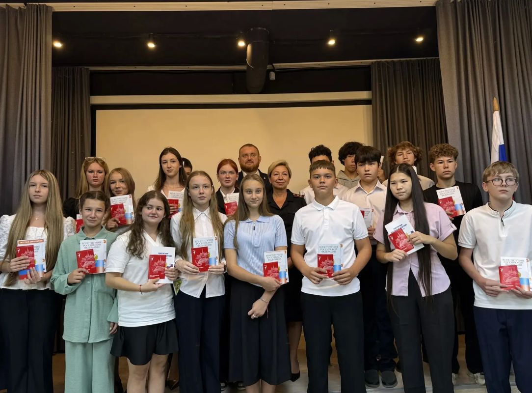 Паспорта, близнецы и новая страница в жизни: Орск отметил День флага России Паспорта, близнецы и новая страница в жизни: Орск отметил День флага России