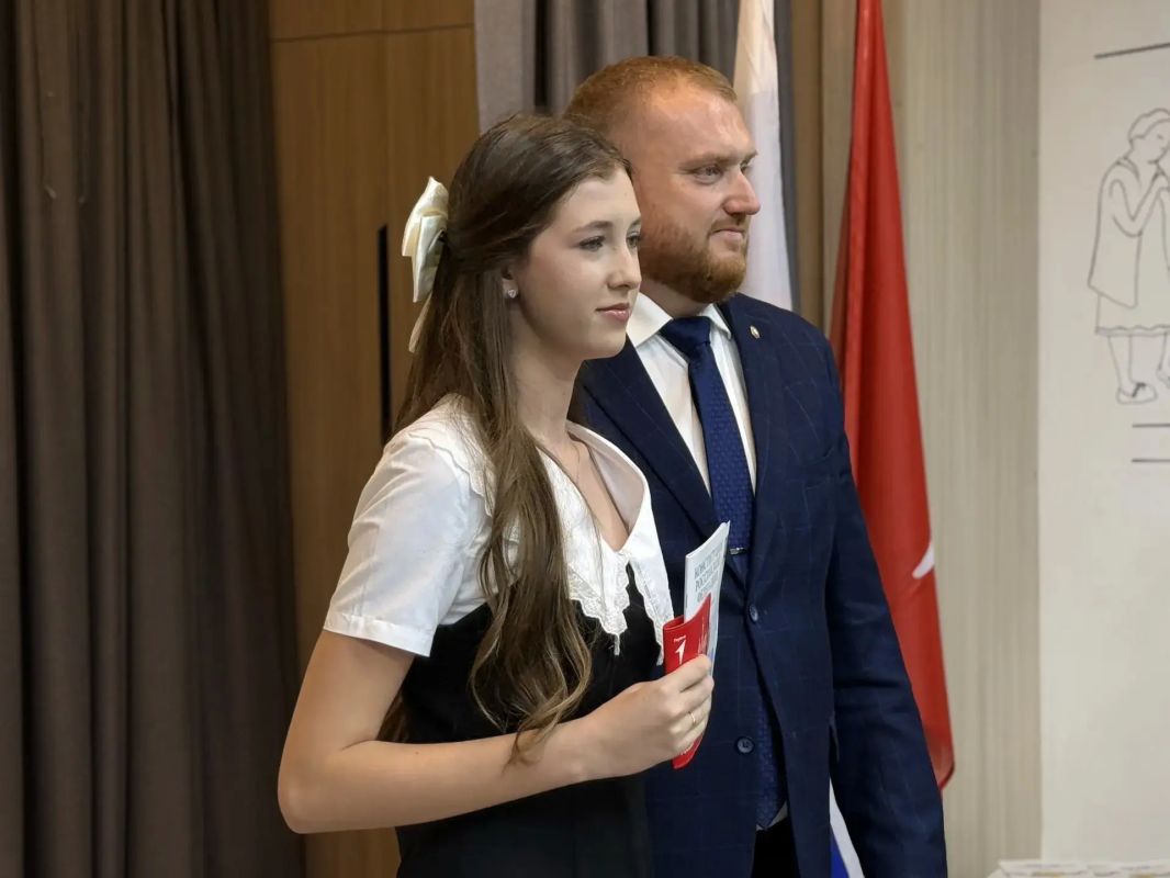Паспорта, близнецы и новая страница в жизни: Орск отметил День флага России Паспорта, близнецы и новая страница в жизни: Орск отметил День флага России