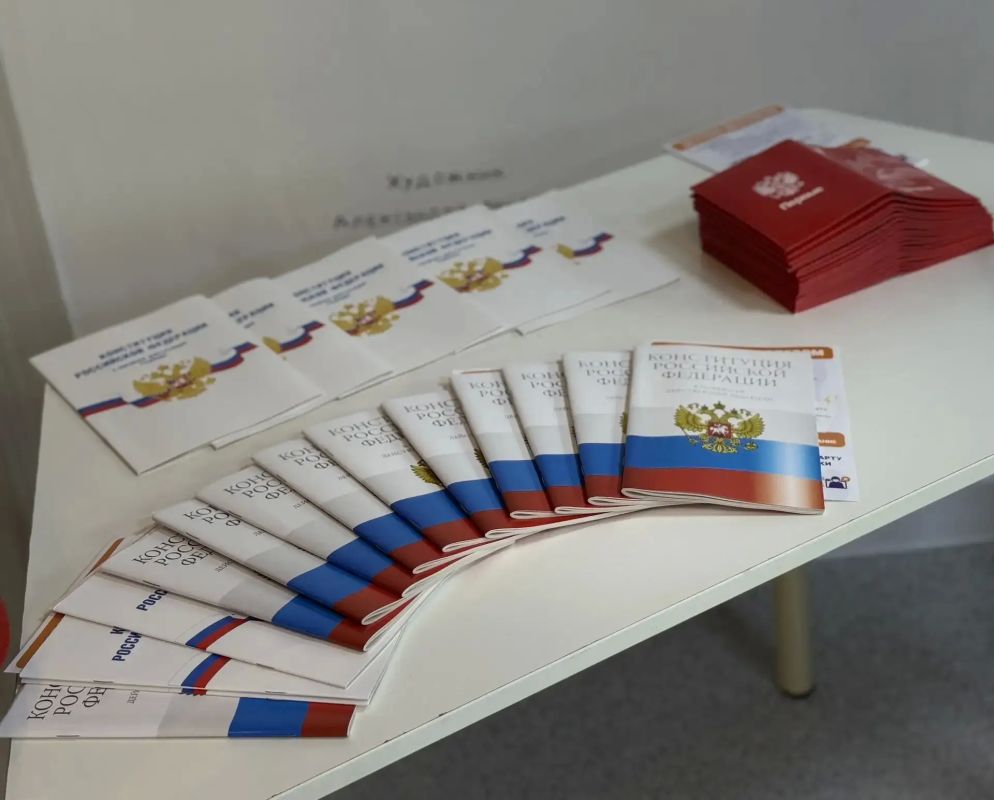 Паспорта, близнецы и новая страница в жизни: Орск отметил День флага России Паспорта, близнецы и новая страница в жизни: Орск отметил День флага России