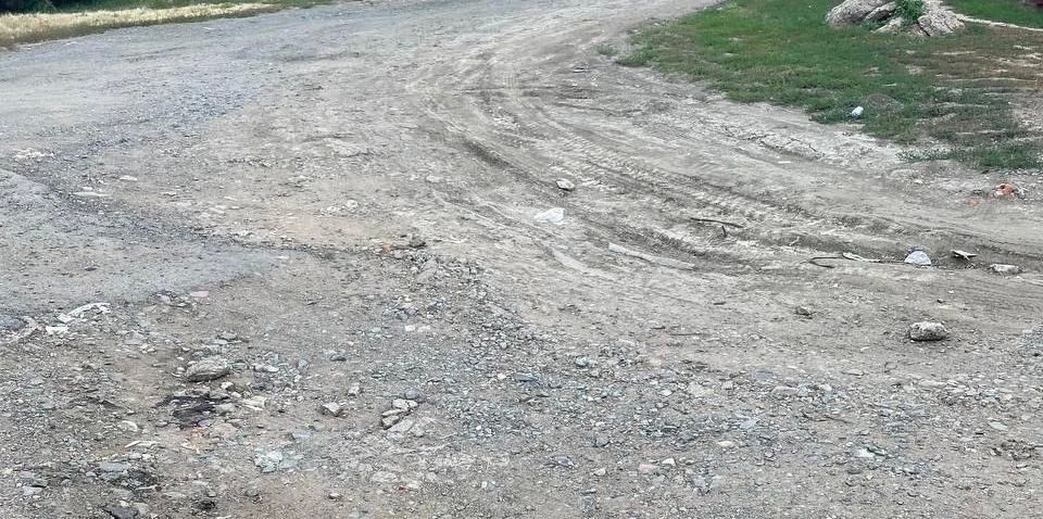 В Оренбурге на Донгузской просят засыпать ямы во дворе, которые продавили мусоровозы В Оренбурге на Донгузской просят засыпать ямы во дворе, которые продавили мусоровозы