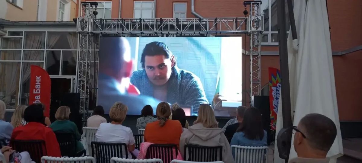 В эти минуты в дворике «Строки» в рамках XIX Международного кинофестиваля «Восток&Запад.Классика и Авангард» проходит показ фильма «Графоман» В эти минуты в дворике «Строки» в рамках XIX Международного кинофестиваля «Восток&Запад.Классика и Авангард» проходит показ фильма «Графоман»