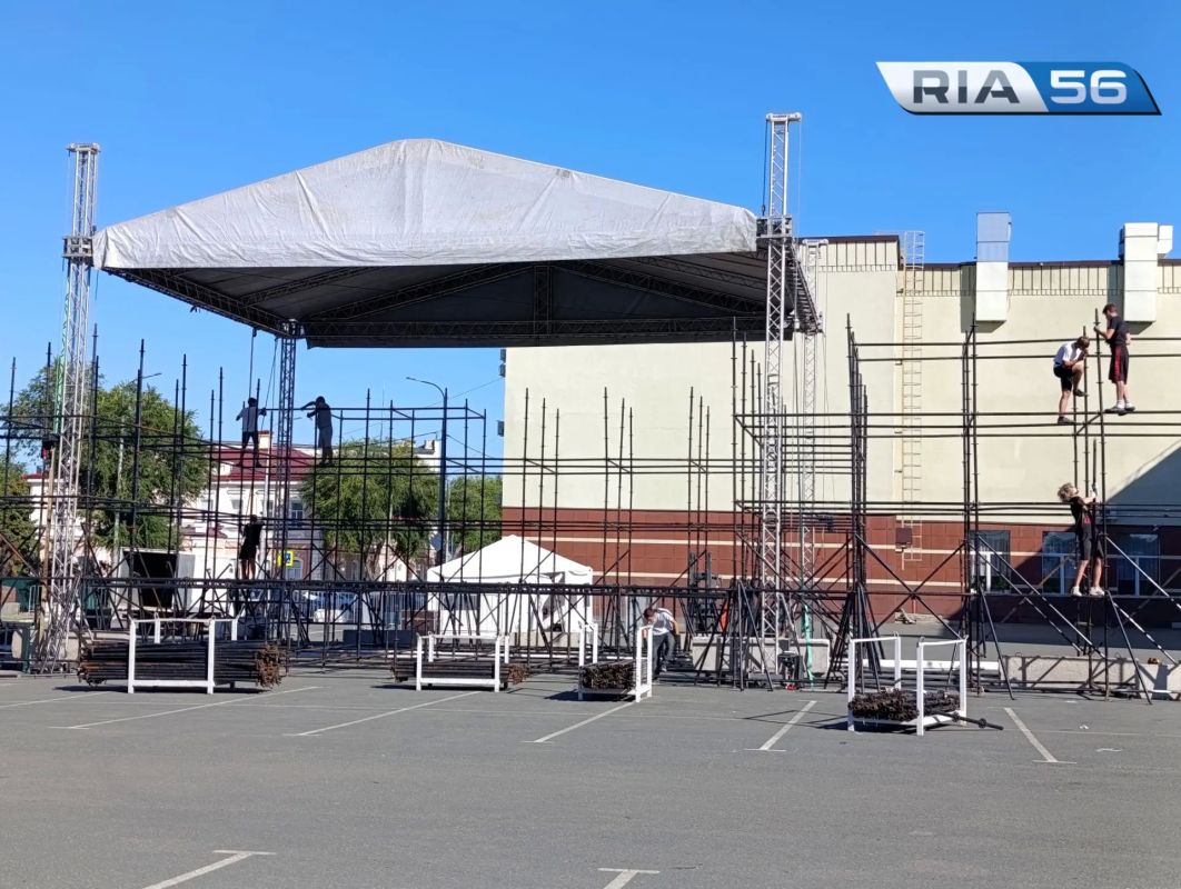 В Оренбурге на площади Ленина начали монтировать сцену ко Дню города В Оренбурге на площади Ленина начали монтировать сцену ко Дню города