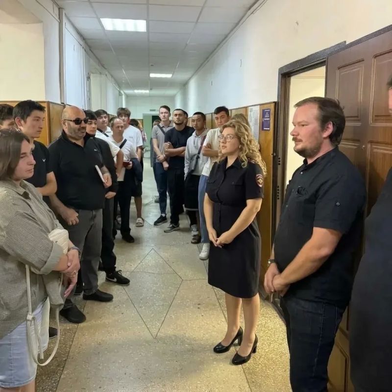 Сотрудники Госавтоинспекции Оренбурга проводят профилактические беседы с курсантами автошкол перед сдачей экзаменов
