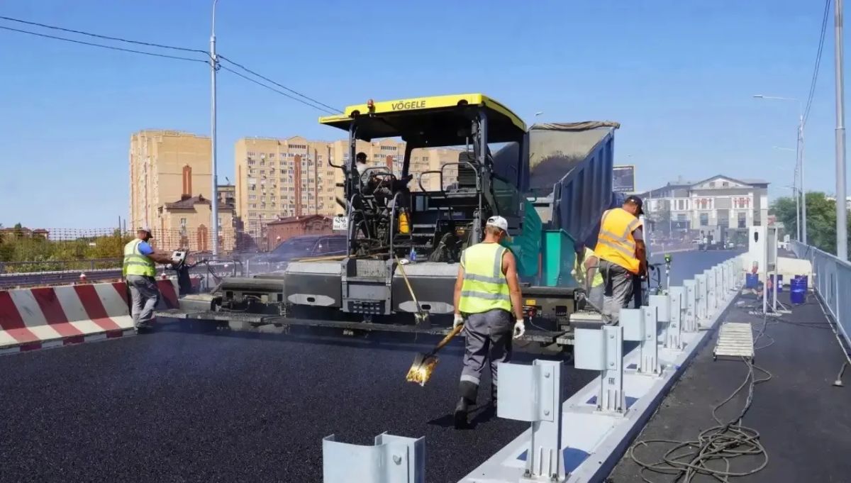 На мосту через Урал в Оренбурге уложили финальный слой асфальта На мосту через Урал в Оренбурге уложили финальный слой асфальта