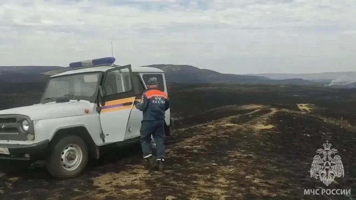 На 5 тысячах гектарах горит сухая трава под Кувандыком
