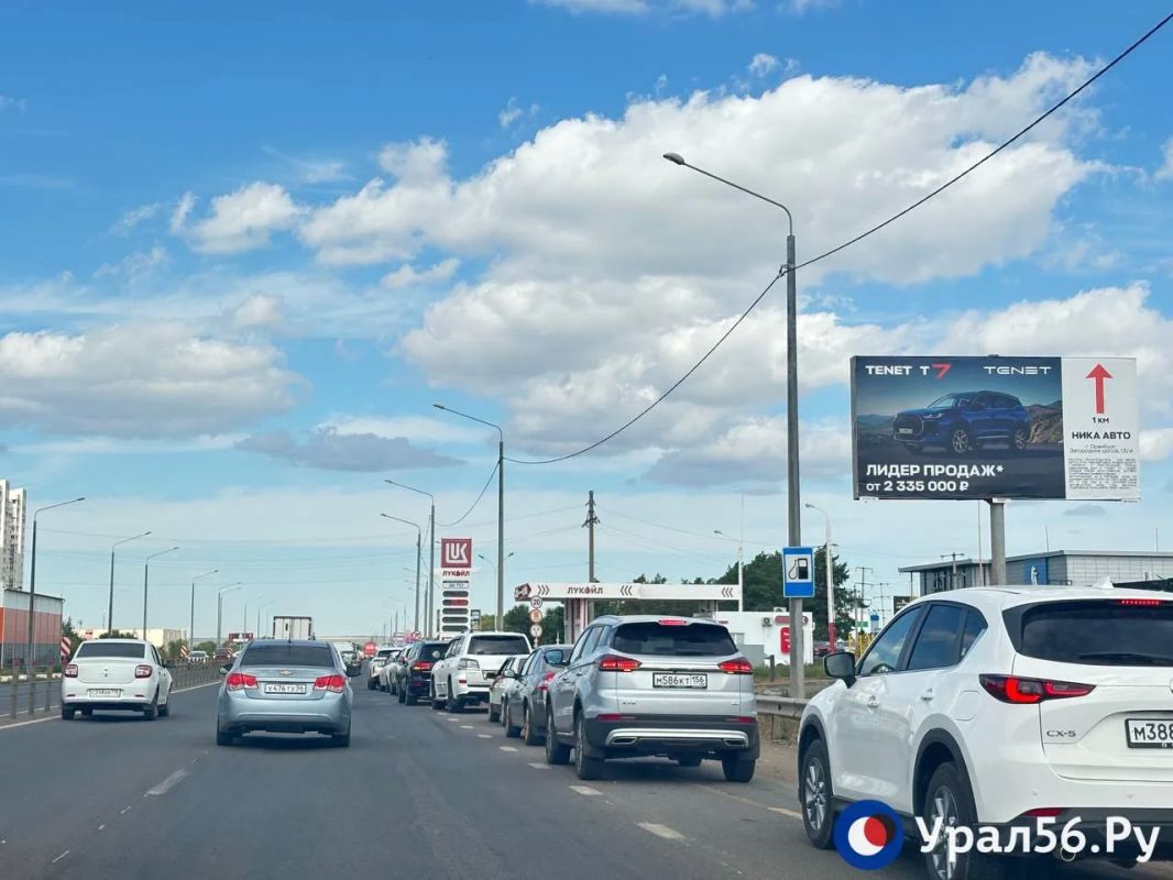 В Оренбурге на крупных АЗС появился бензин, но дефицит сохраняется В Оренбурге на крупных АЗС появился бензин, но дефицит сохраняется