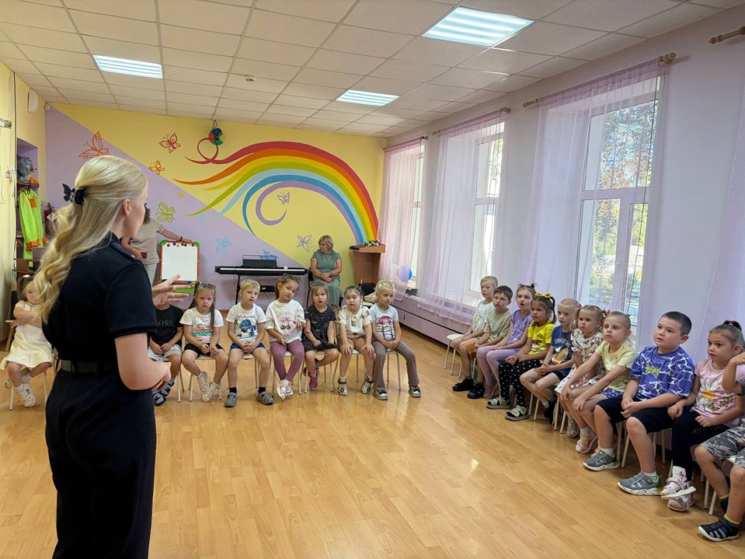 Сегодня состоялась встреча воспитанников детского садика «Родничок» с сотрудниками Госавтоинспекции в рамках профилактического мероприятия «Внимание - дети!» Сегодня состоялась встреча воспитанников детского садика «Родничок» с сотрудниками Госавтоинспекции в рамках профилактического мероприятия «Внимание - дети!»