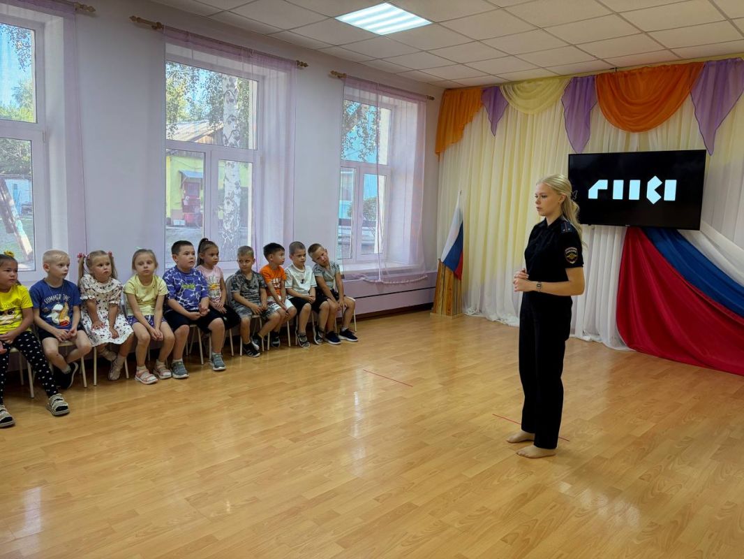 Сегодня состоялась встреча воспитанников детского садика «Родничок» с сотрудниками Госавтоинспекции в рамках профилактического мероприятия «Внимание - дети!» Сегодня состоялась встреча воспитанников детского садика «Родничок» с сотрудниками Госавтоинспекции в рамках профилактического мероприятия «Внимание - дети!»