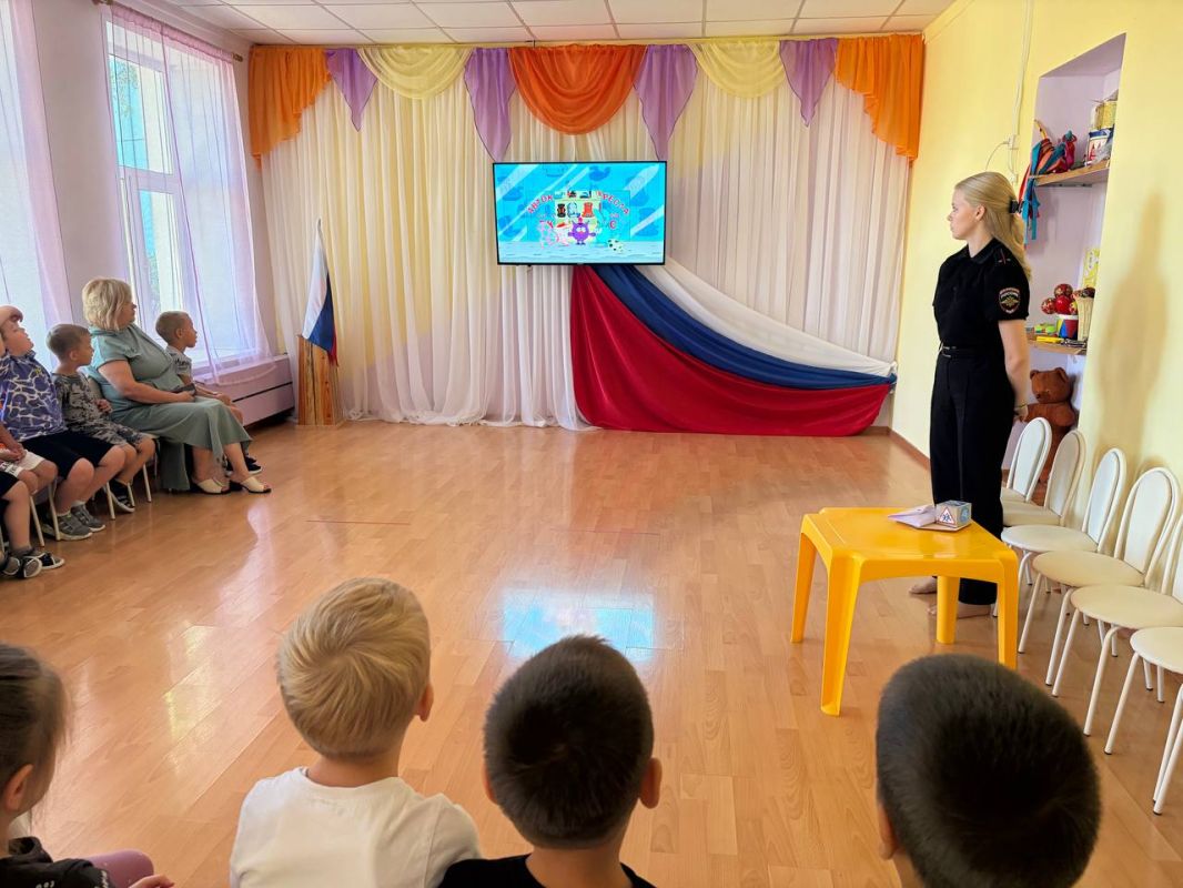 Сегодня состоялась встреча воспитанников детского садика «Родничок» с сотрудниками Госавтоинспекции в рамках профилактического мероприятия «Внимание - дети!» Сегодня состоялась встреча воспитанников детского садика «Родничок» с сотрудниками Госавтоинспекции в рамках профилактического мероприятия «Внимание - дети!»