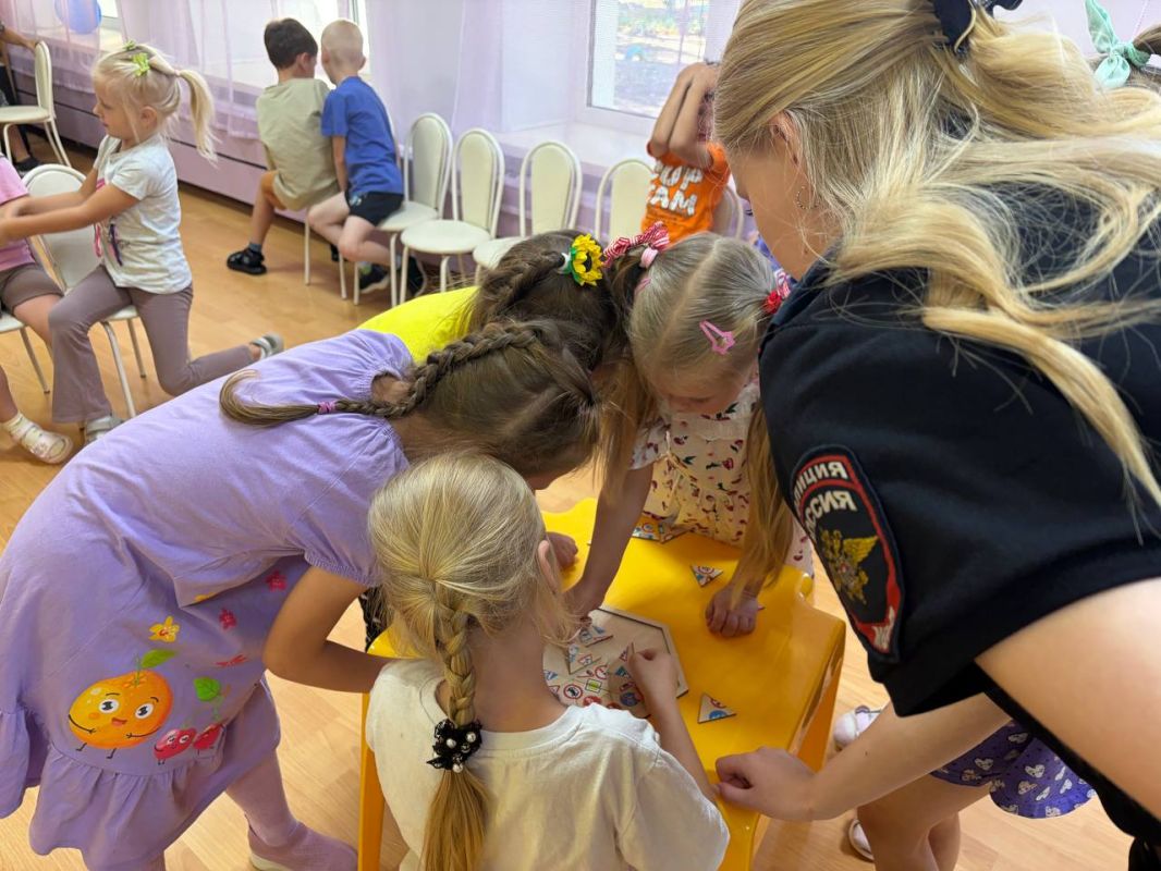 Сегодня состоялась встреча воспитанников детского садика «Родничок» с сотрудниками Госавтоинспекции в рамках профилактического мероприятия «Внимание - дети!» Сегодня состоялась встреча воспитанников детского садика «Родничок» с сотрудниками Госавтоинспекции в рамках профилактического мероприятия «Внимание - дети!»