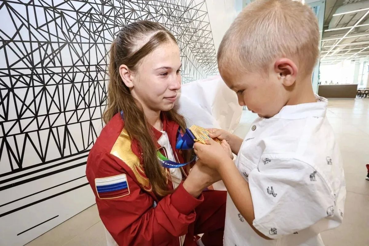 Триумфальное возвращение. Накануне в зале прилёта нового терминала оренбургского аэропорта царила атмосфера настоящего праздника Триумфальное возвращение. Накануне в зале прилёта нового терминала оренбургского аэропорта царила атмосфера настоящего праздника