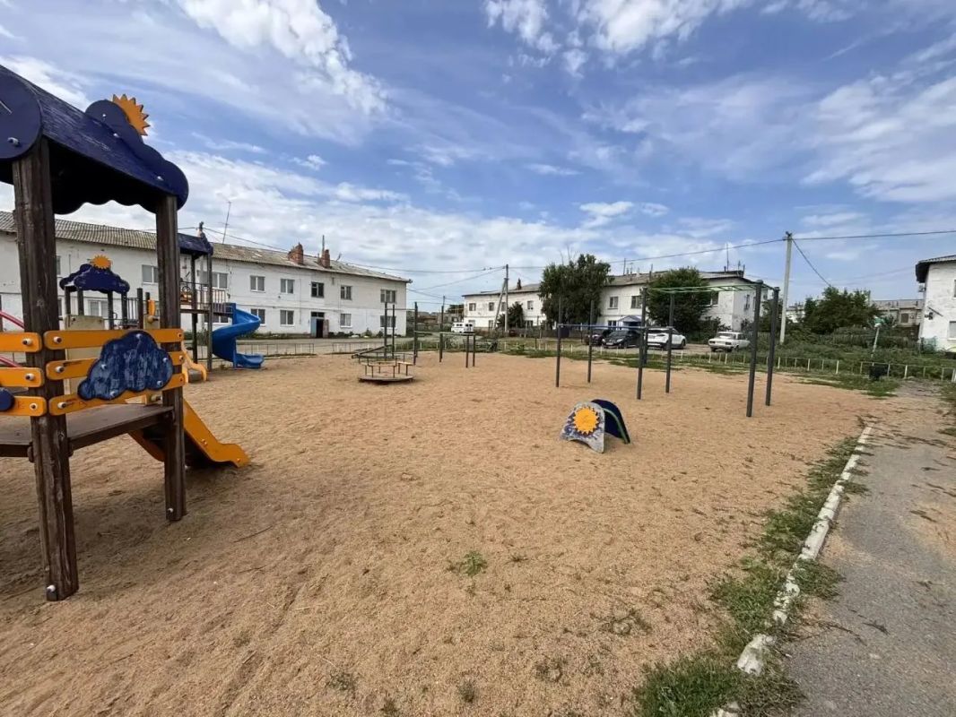 В Кваркено на трех детских площадках появится новое оборудование В Кваркено на трех детских площадках появится новое оборудование