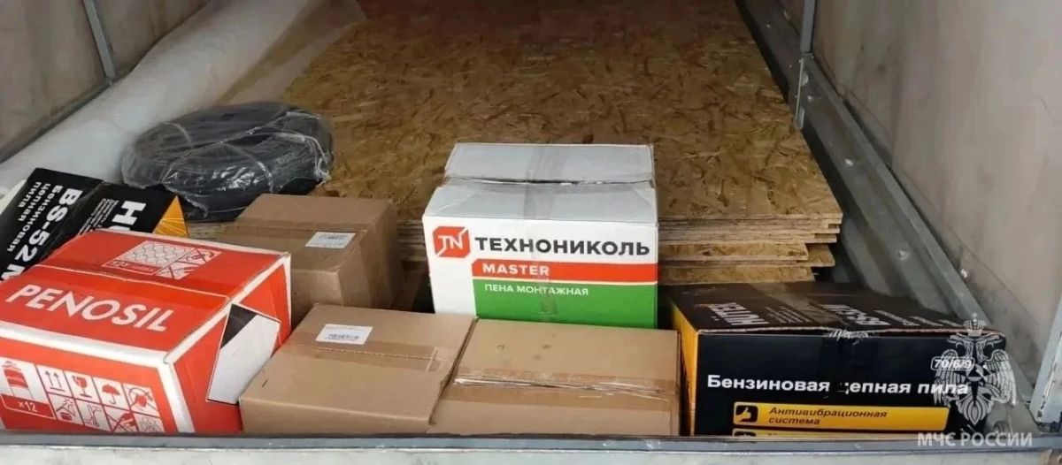 Сотрудники МЧС России передали автомобили в зону специальной военной операции Сотрудники МЧС России передали автомобили в зону специальной военной операции