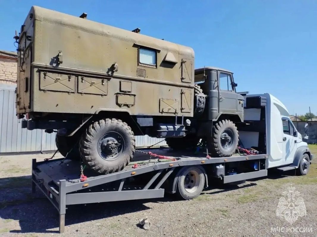 Сотрудники МЧС России передали автомобили в зону специальной военной операции Сотрудники МЧС России передали автомобили в зону специальной военной операции
