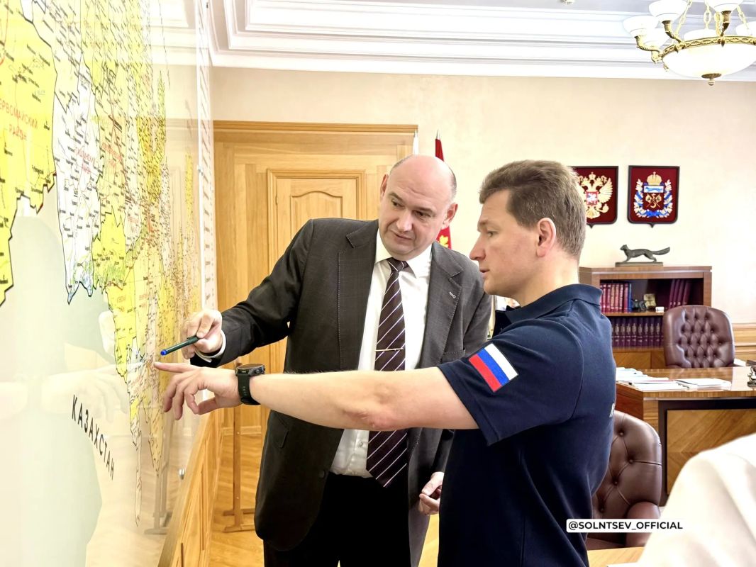 Евгений Солнцев: С заместителем Министра транспорта РФ Валентином Олеговичем Ивановым провели рабочее совещание о модернизации погранпереходов Евгений Солнцев: С заместителем Министра транспорта РФ Валентином Олеговичем Ивановым провели рабочее совещание о модернизации погранпереходов