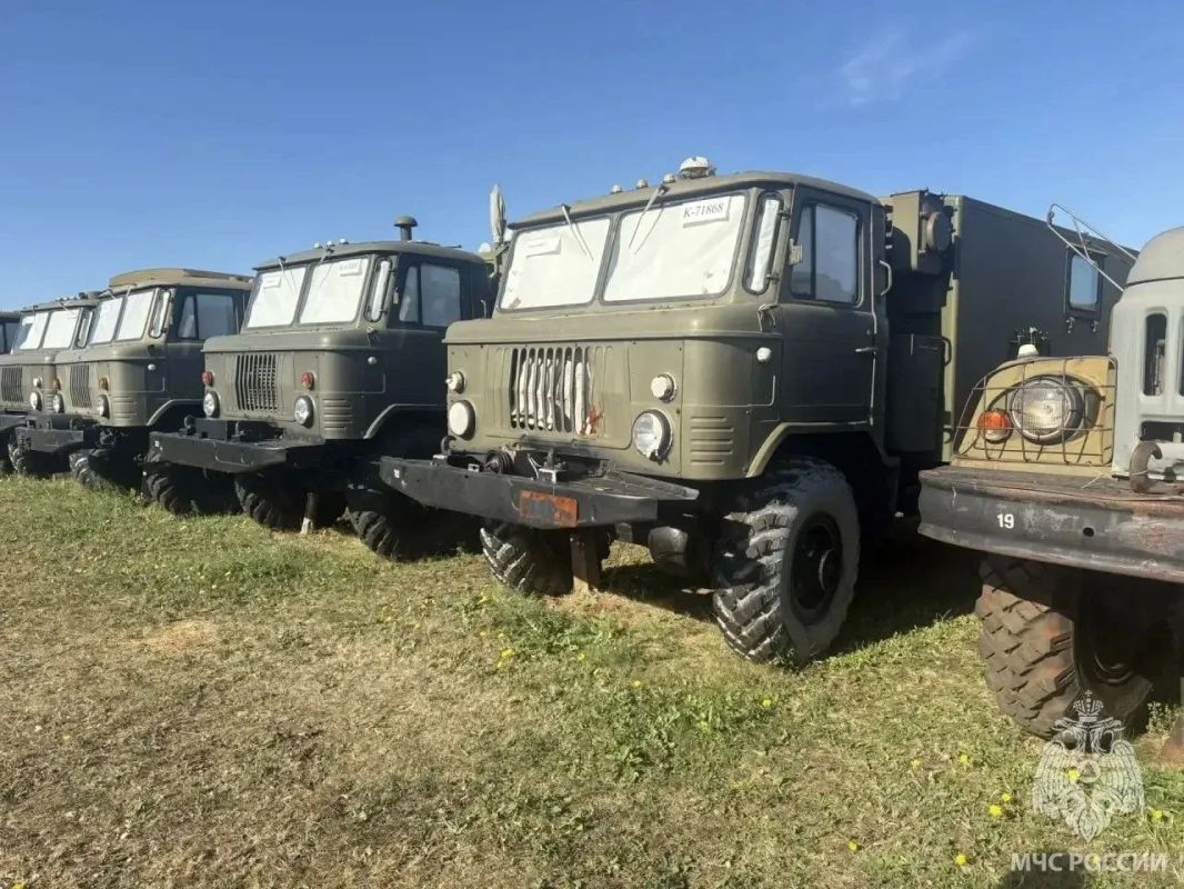 Сотрудники МЧС России передали автомобили в зону специальной военной операции Сотрудники МЧС России передали автомобили в зону специальной военной операции