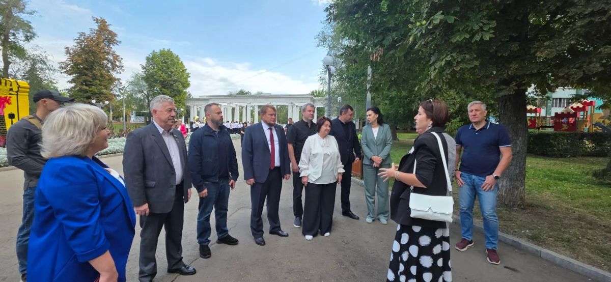 Виктор Водолацкий: Сегодня по приглашению главы города Луганска Яны Валерьевны Пащенко вместе с гостями нашего города - представителями Оренбургской области, Донецкой Народной Республики и Республики Крым посетили парк имени... Виктор Водолацкий: Сегодня по приглашению главы города Луганска Яны Валерьевны Пащенко вместе с гостями нашего города - представителями Оренбургской области, Донецкой Народной Республики и Республики Крым посетили парк имени...