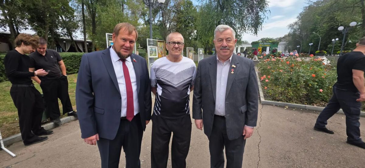 Виктор Водолацкий: Сегодня по приглашению главы города Луганска Яны Валерьевны Пащенко вместе с гостями нашего города - представителями Оренбургской области, Донецкой Народной Республики и Республики Крым посетили парк имени... Виктор Водолацкий: Сегодня по приглашению главы города Луганска Яны Валерьевны Пащенко вместе с гостями нашего города - представителями Оренбургской области, Донецкой Народной Республики и Республики Крым посетили парк имени...