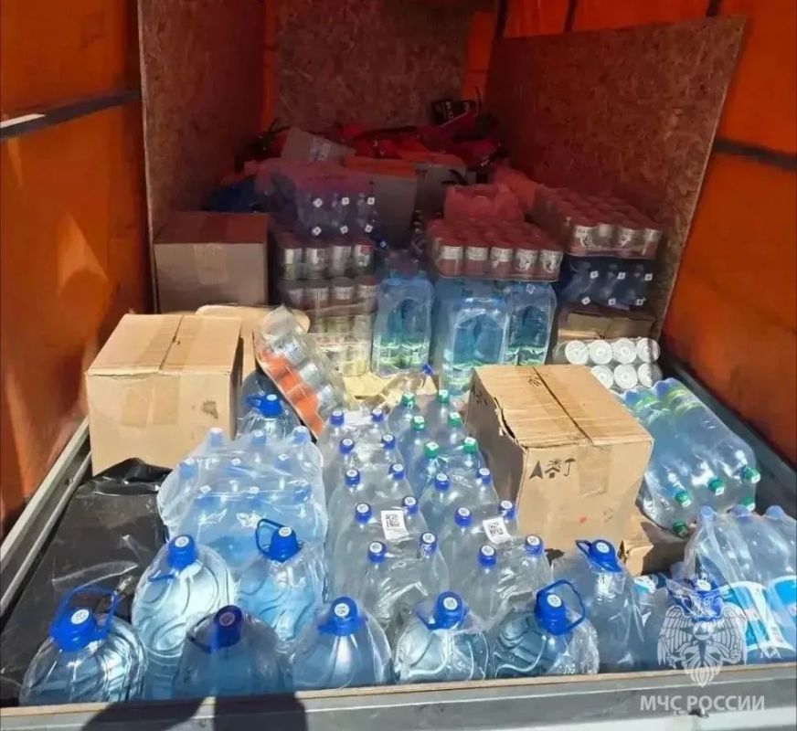 Сотрудники МЧС России передали автомобили в зону специальной военной операции Сотрудники МЧС России передали автомобили в зону специальной военной операции